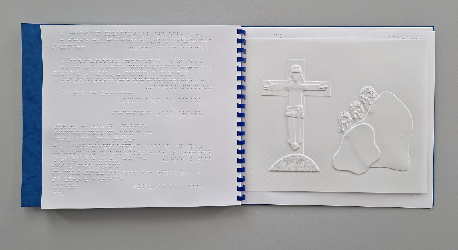 Záber na reliéfnu ilustrovanú bibliu pre deti